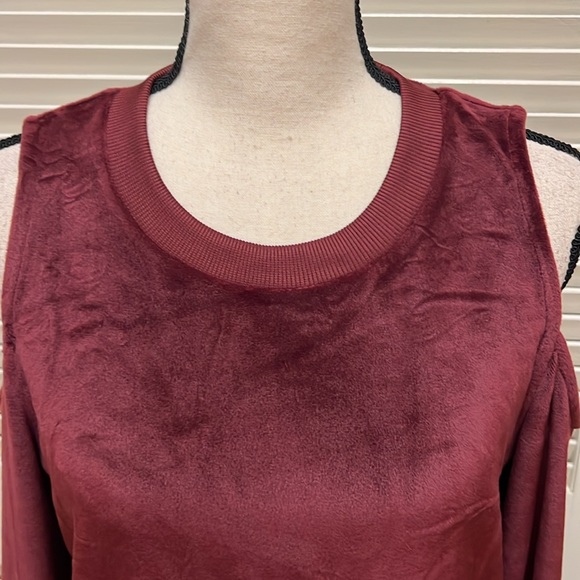 Michael Kors Dark Ruby Cold Shoulder Velour Long Sleeve Blouse /Top, Size Medium - Picture 4 of 17